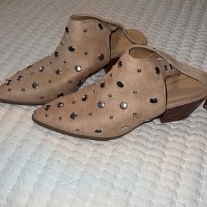 Boutique pointed toe shoes. Size 6 (TTS) light tan